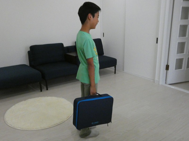 お道具箱を持った息子を横から見たところ。総重量は実測で約3.4kgとやや重い