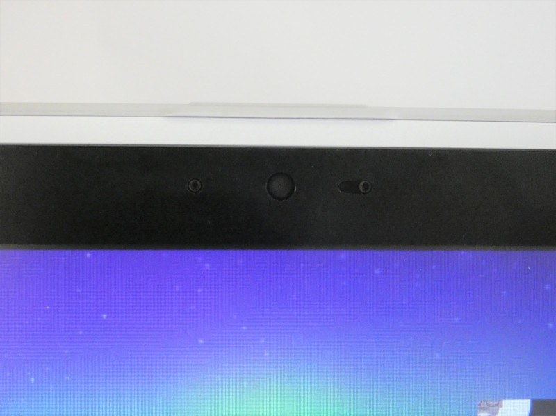 液晶上部に前面カメラとして、約92万画素のWebカメラが搭載されている