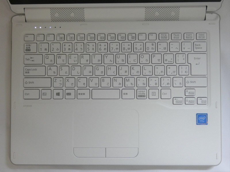 キーボードは全86キー。配列は標準的であり、キーピッチは約19mmである。キーピッチは均等で使いやすい。カーソルキーが一段下がって配置されているのもミスタイプの軽減に役立っている