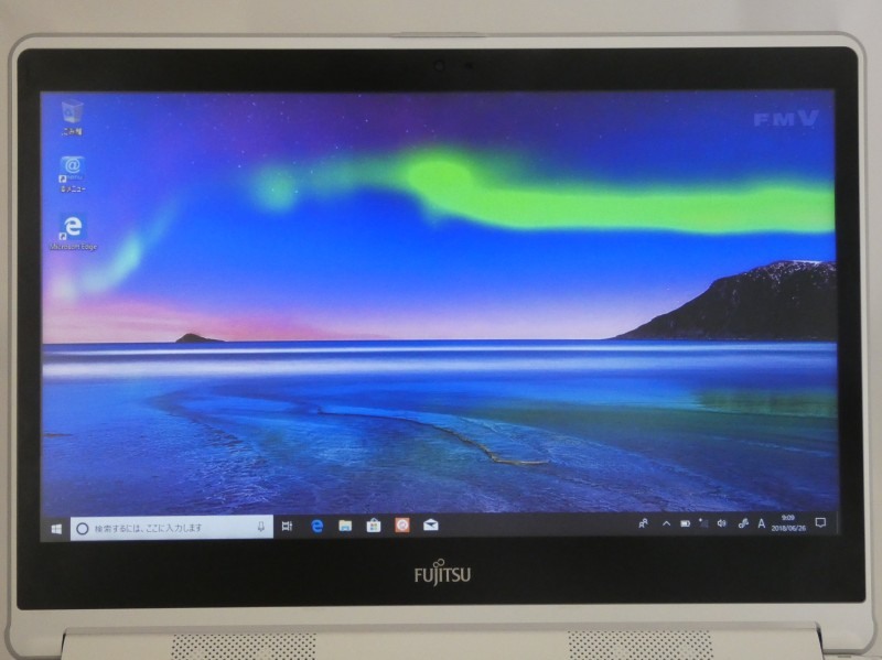 液晶は14型で、解像度は1,366×768ドットである。タッチパネルが搭載されているため、コントラストはやや低い印象だが、ノングレア処理が施されており、目への負担は小さい