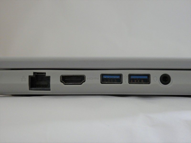 左側面のポート部分のアップ