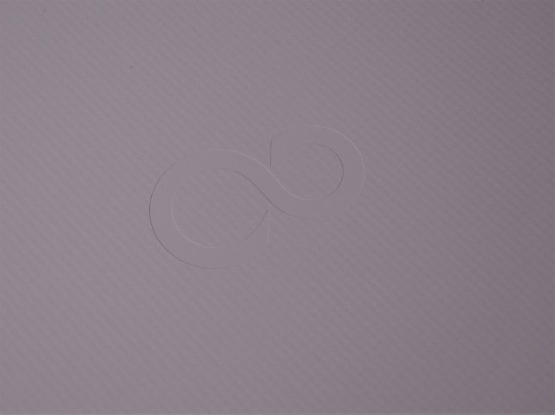 天板の中央にはロゴが彫り込まれている。また、表面にはテクスチャ加工が施されており、滑りにくく、手で持ったときの感触もよい