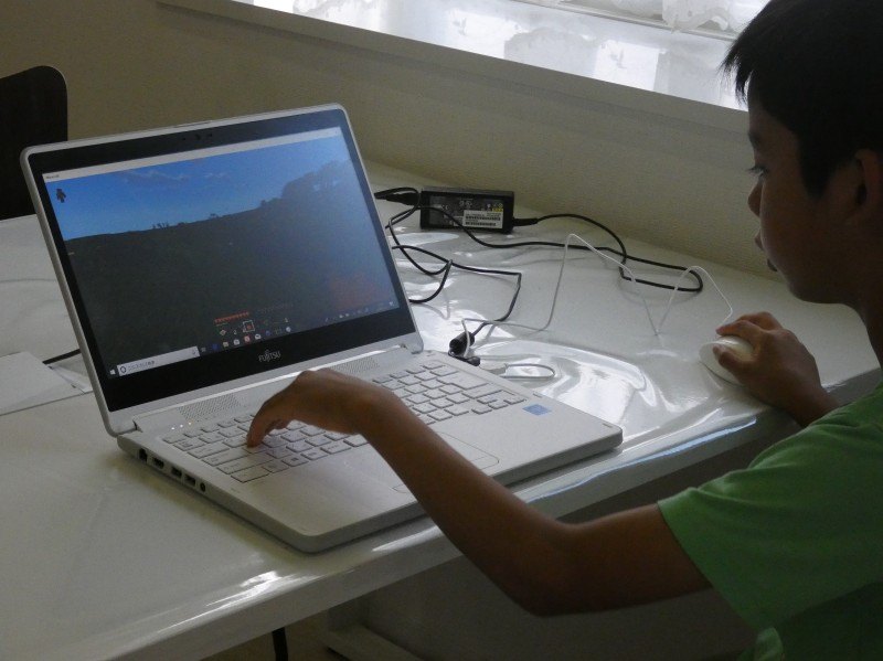 Windows 10版Minecraftをプレイしている息子