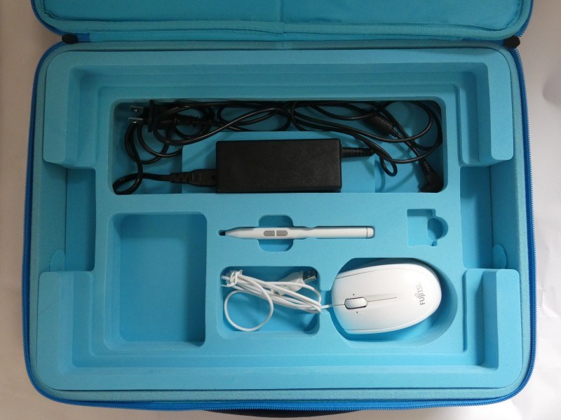 お道具箱の中には、マウスやペン、ACアダプタなどを収納するための凹みがついた硬質ウレタン製のクッションがある