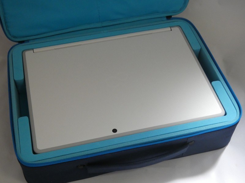 マウスやACアダプタの上に本体を載せて、きちんと収納できる。しっかり保護されているので、持ち歩く際に多少ぶつけたりしても問題はない