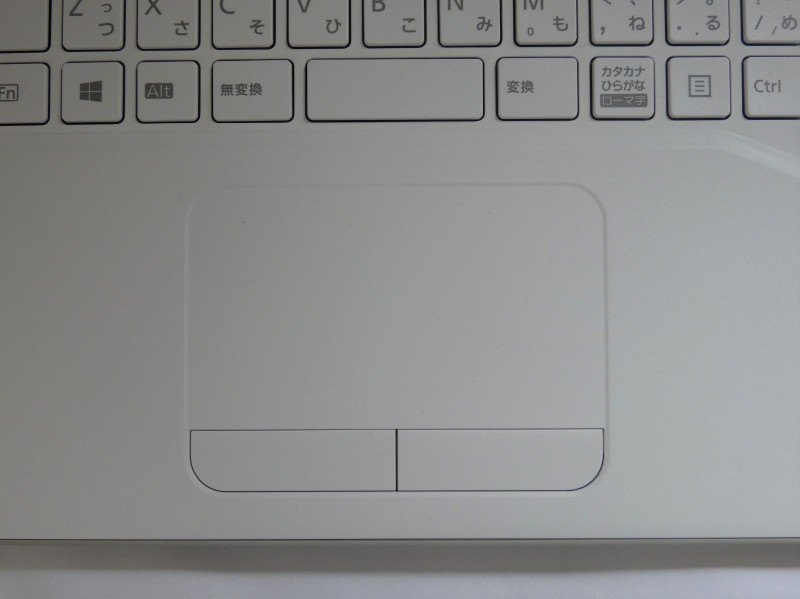 ポインティングデバイスとして、ジェスチャー機能に対応したフラットポイントが搭載されている。左右のクリックボタンが独立したタイプなので、操作性も優れている