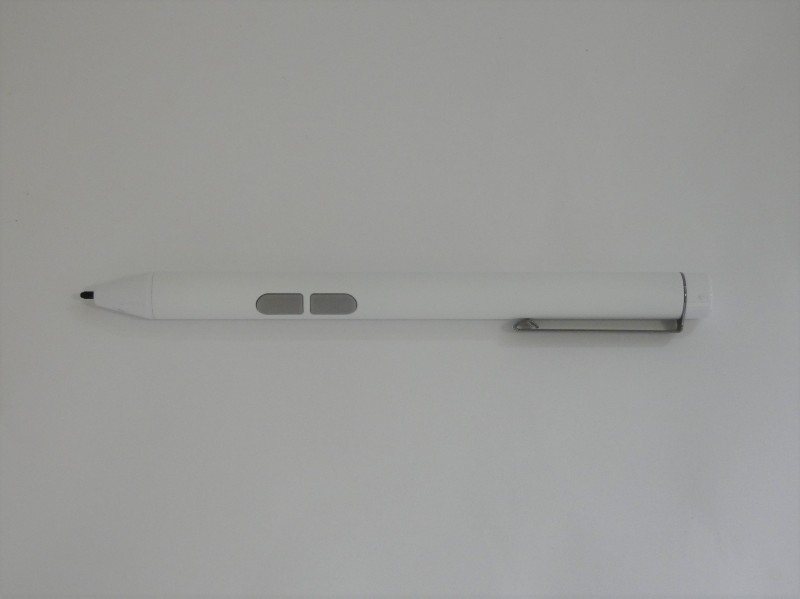 上位モデルのLIFEBOOK LH55/C2には、筆圧検知対応のアクティブペンが付属する。ペンの側面にはボタンが2つ用意されている