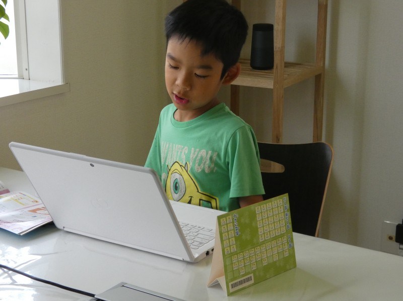プリインストールされている「プログラミングゼミ」のプログラミングパズルに挑戦している息子