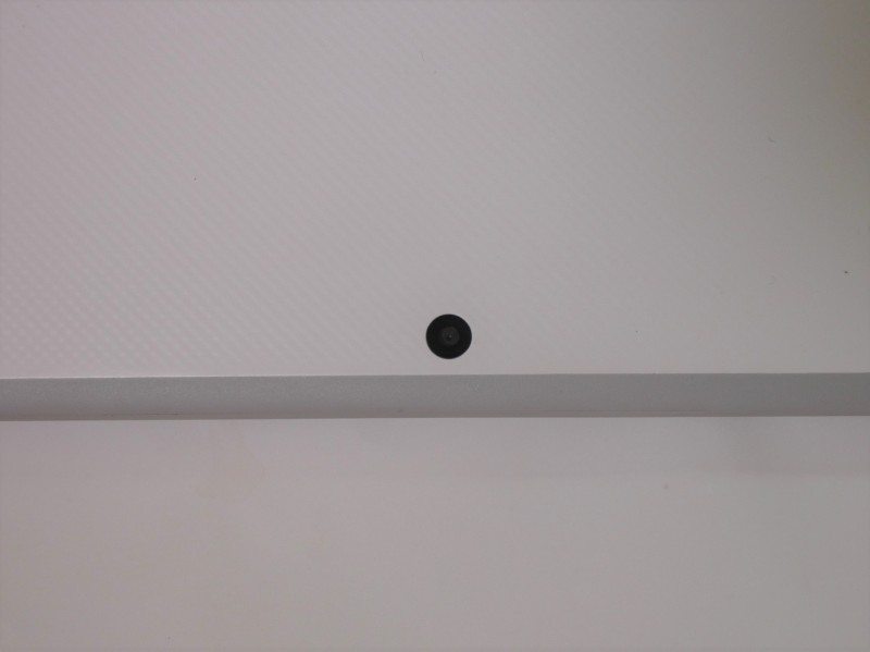 背面には背面カメラとして、約500万画素のWebカメラが搭載されている。このサイズのノートPCで、背面カメラが搭載されているのは珍しい