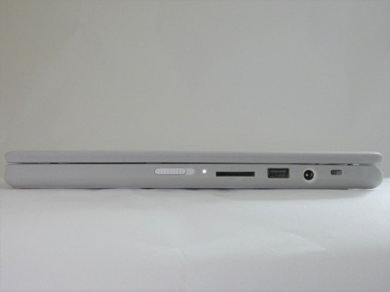 右側面には、電源スイッチとSDカードスロット、USB 2.0、DCコネクタが用意されている