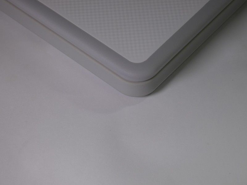 筐体の周囲は、滑りにくく握りやすいラバー素材を採用した「あんしんグリップ」でカバーされており、落下時の衝撃も緩和する