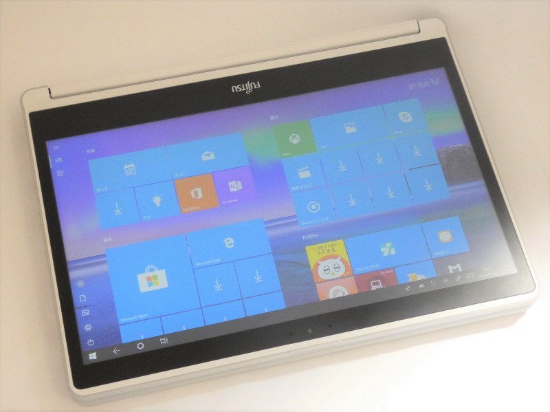 液晶を360度開くと、タブレットモードになる。片手で持つには重いが、机の上などに置いてペンで書くには適している