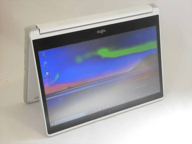 液晶は2軸ヒンジで360度開くようになっている。330度くらい開いて、ヒンジを上にして置くことで、テントモードとなる。動画などの視聴に適したモードである