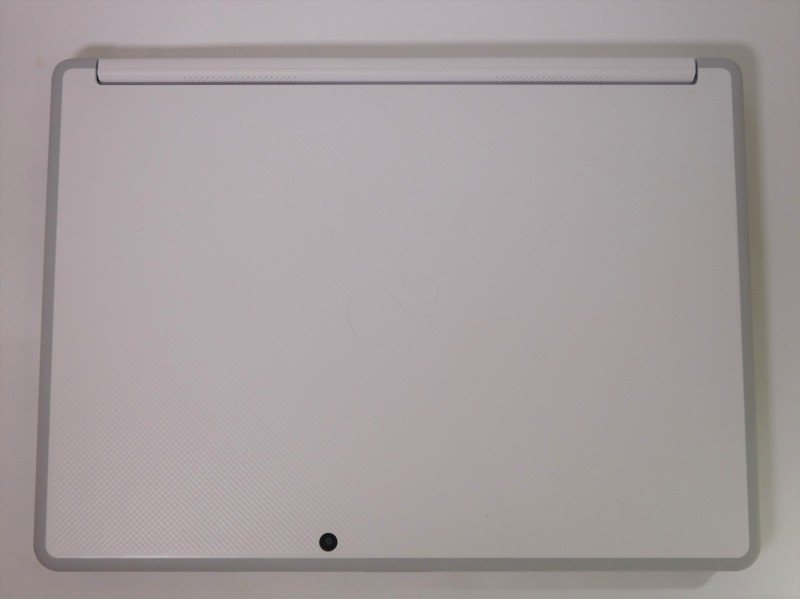 LIFEBOOK LH55/C2の上面。ホワイトとグレーを基調としたシンプルで好感の持てるデザインだ。このホワイトは塗装されているのではなく、樹脂の色なので剥げることはない