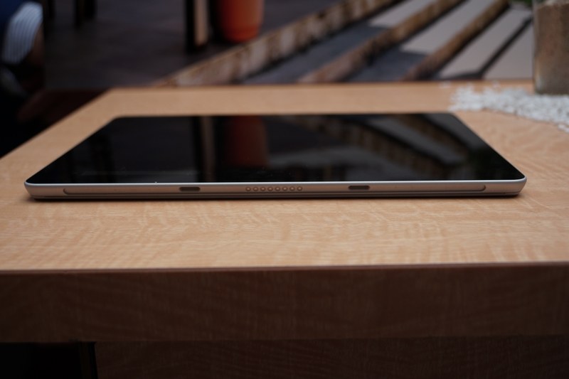 下部にタイプカバー用コネクタ