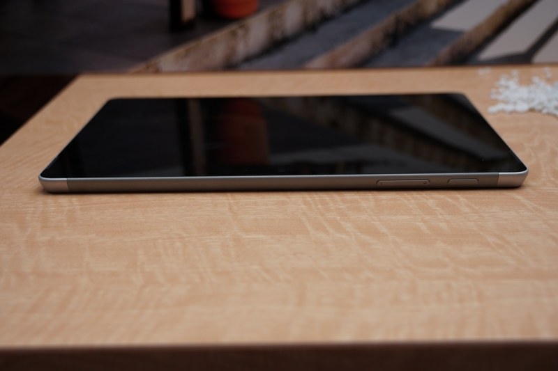 上部に音量ボタン、電源ボタン