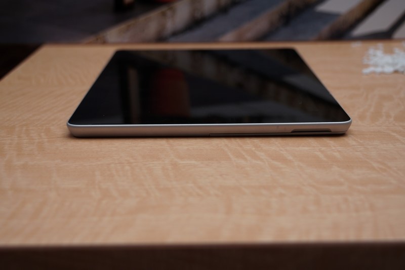 左側面にはとくにインターフェイスはない