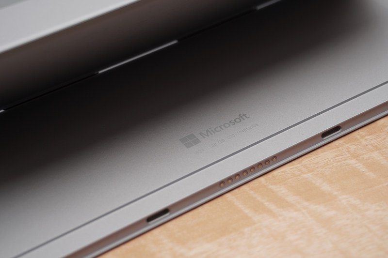 キックスタンドを開けたところにロゴと一緒にストレージ容量も刻印されている