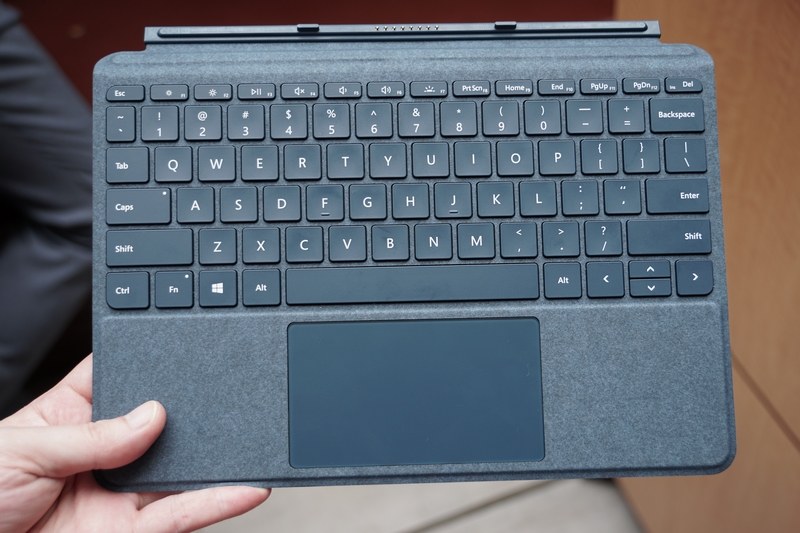 Surface Go Signatureタイプカバーのコバルトブルー(英語モデル)