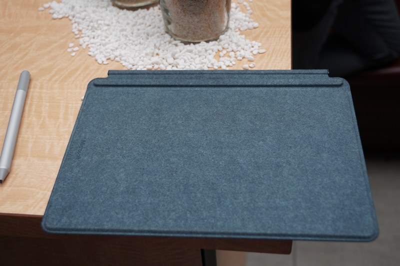 Signatureタイプは裏面がAlcantara素材