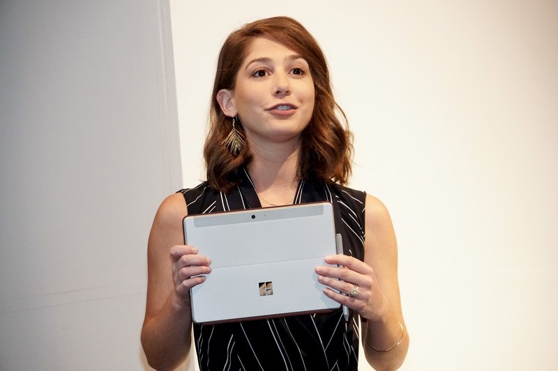 Surface Penは本体左側面にマグネットで取り付けられる