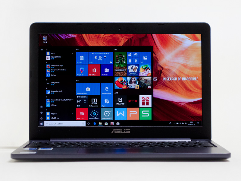 前面。パネル中央上に30万画素カメラ