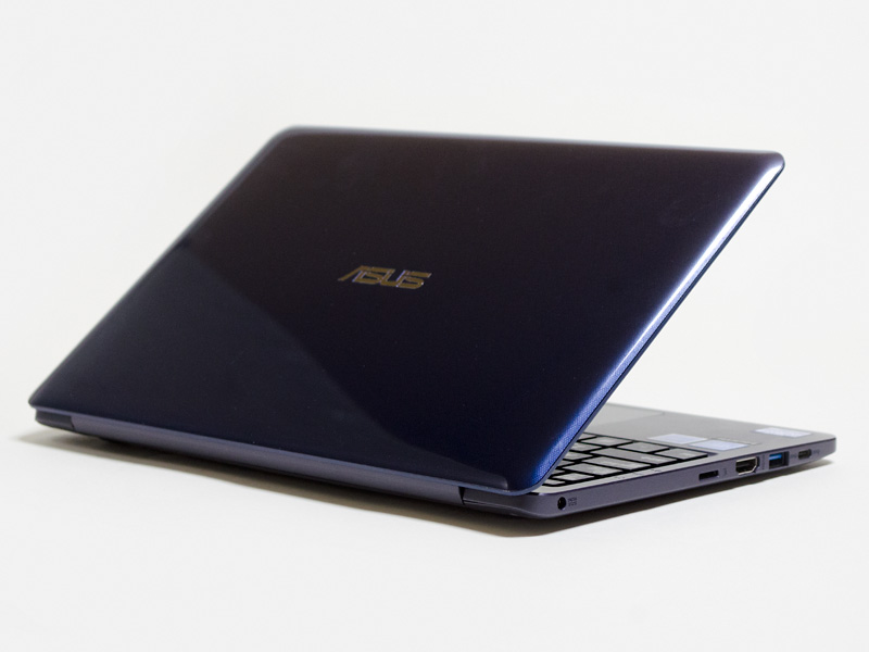 斜め後ろから。カラーバリエーションはスターグレー。中央にロゴ