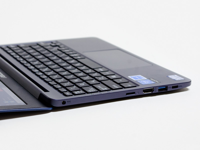 左は電源入力、microSDカードスロット、HDMI、USB 3.0、Type-C