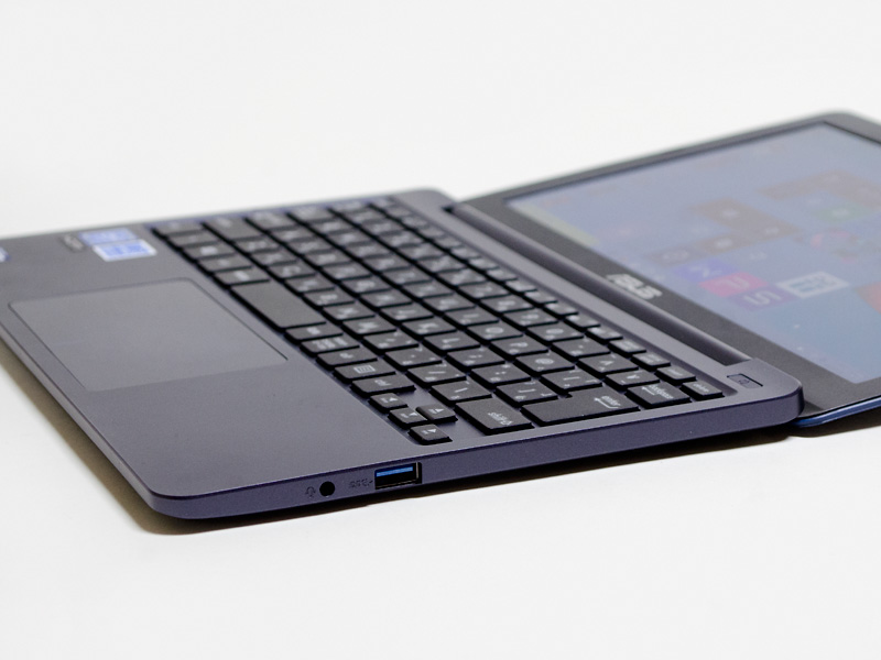 右はUSB 3.0、音声入出力。パネルの傾きはこれが最大(180度まで倒れる)