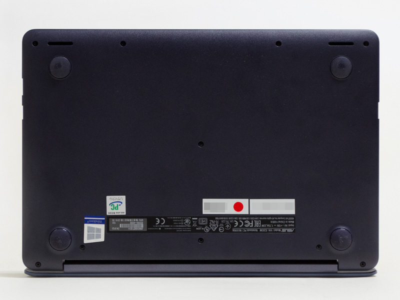 裏には手前左右にスピーカー用スリット。四隅にゴム足