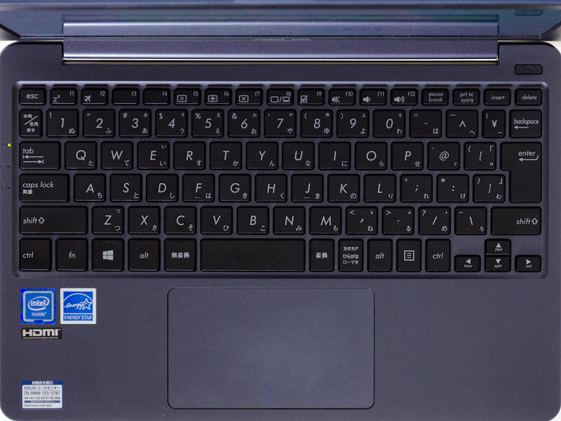 キーボードは10キーなしのアイソレーションタイプ。左側にステータスLED。タッチパッドは1枚プレート型