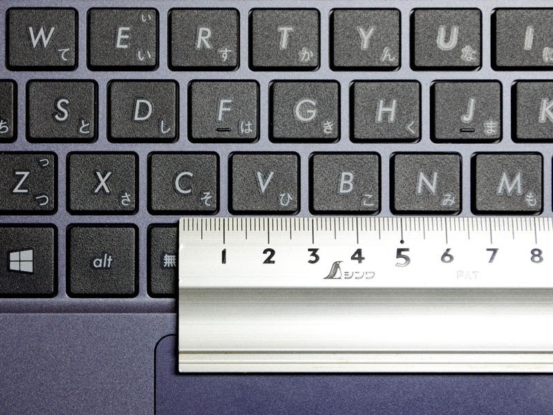 キーピッチは実測で約18mm。[半角/全角]、「\」キーのピッチが狭くなっているものの、とくに歪な並びはない