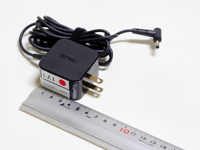 ACアダプタのサイズは約45×45×25mm、重量122g