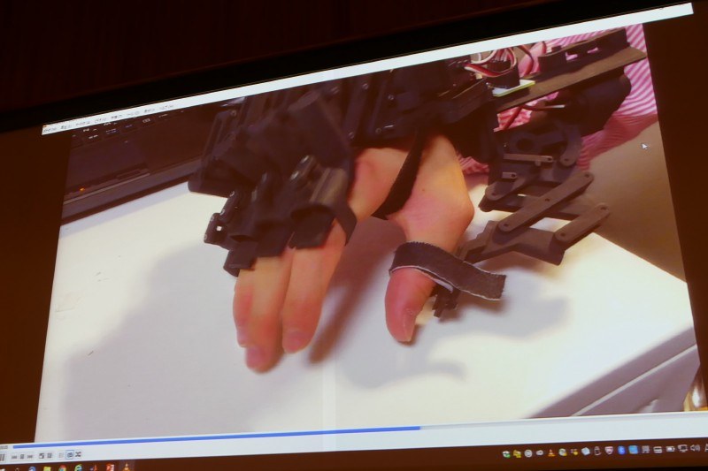 外骨格ロボットを使って演奏を追体験させる