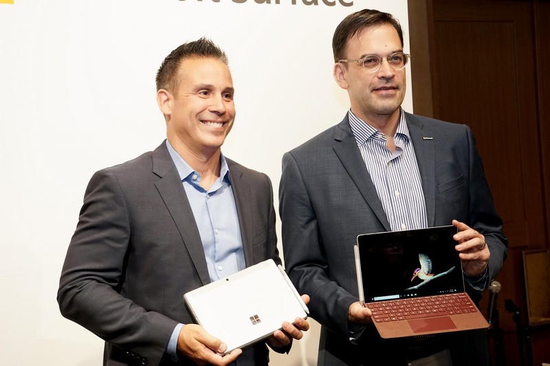 Surface Goを持つ、日本マイクロソフト平野社長(右)と米Microsoft Vice Presidentのマット・バーロー氏
