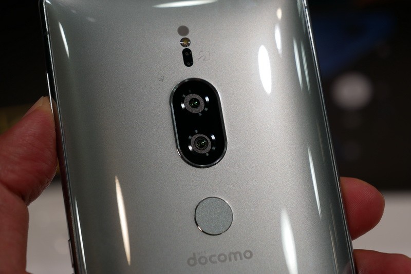 背面にXperiaシリーズ初のダブルレンズカメラを搭載している