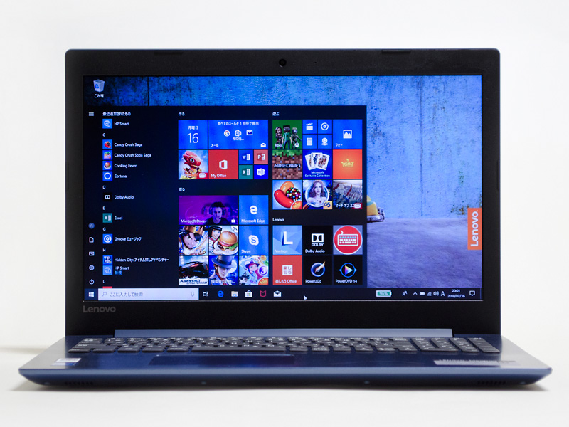 前面。パネル中央上に30万画素Webカメラ。パネルは非光沢