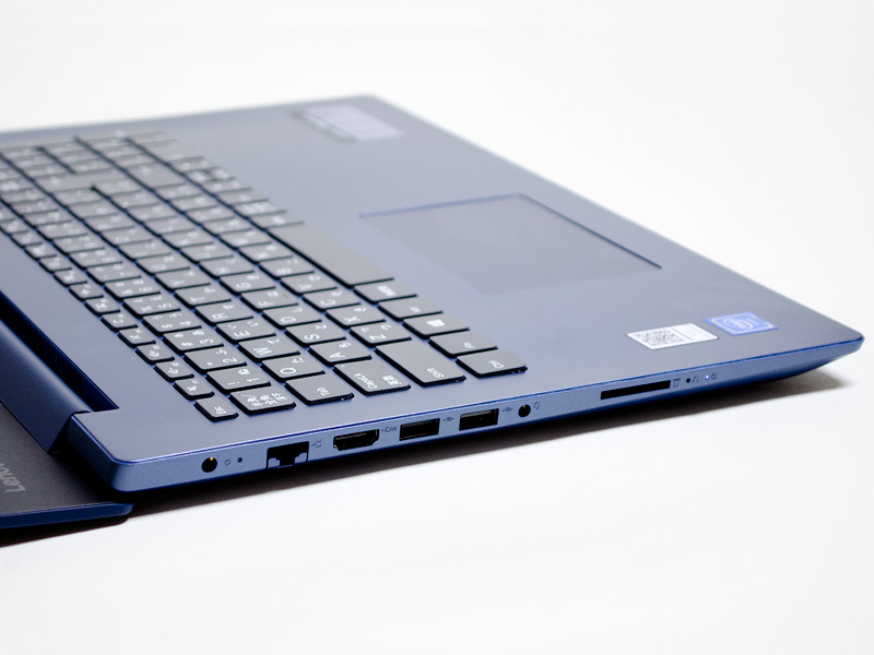 左は電源入力、Ethernet、HDMI、USB 3.0、USB 2.0、4in1メディアカードリーダ。パネルの傾きはこれが最大