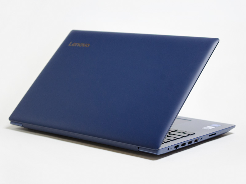 斜め後ろ。カラーバリエーションはミッドナイトブルー。左上にLenovoのロゴ。バッテリは着脱できない
