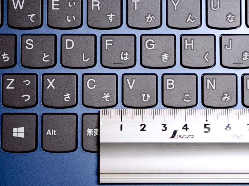 キーピッチは主要キーは約19mm。[Enter]キーに隣接する[む]キーが気になる程度で歪な並びはない