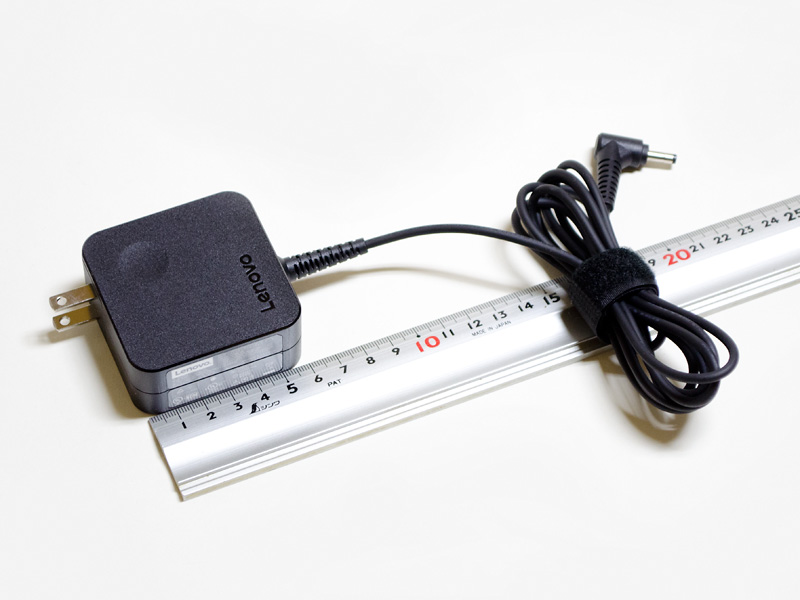 付属のACアダプタ。サイズ約62×62×29mm、重量162g。プラグは折りたためない