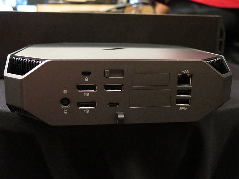 背面。新たにシリアルポートの搭載などが可能になった