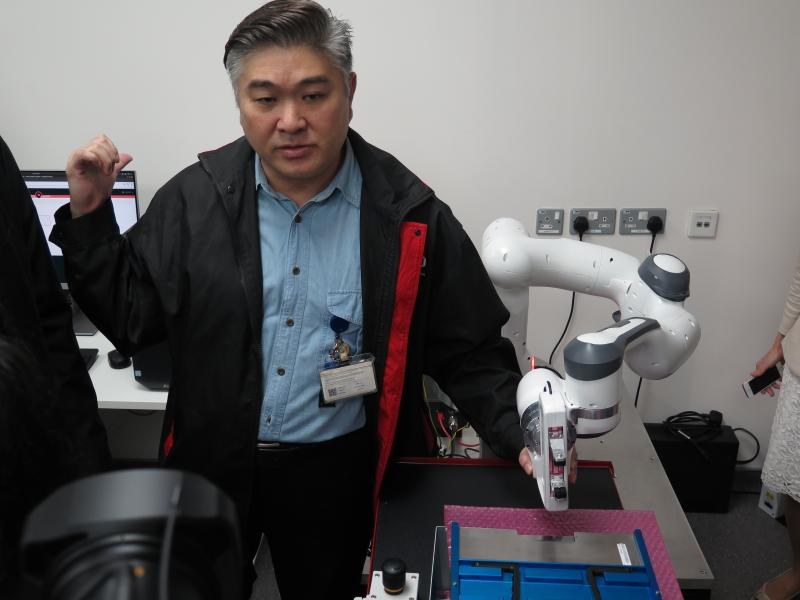 工場で使われるロボットアーム。人の動きを真似て学習し、プログラミングする必要がない