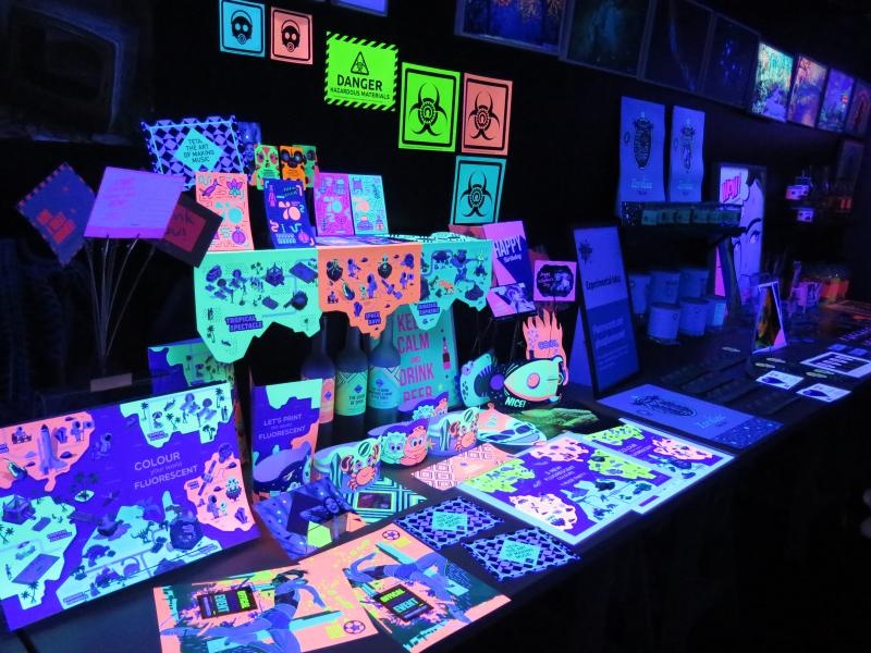 HPのデジタル印刷機では紫外線に反応する特殊インクなども利用できる