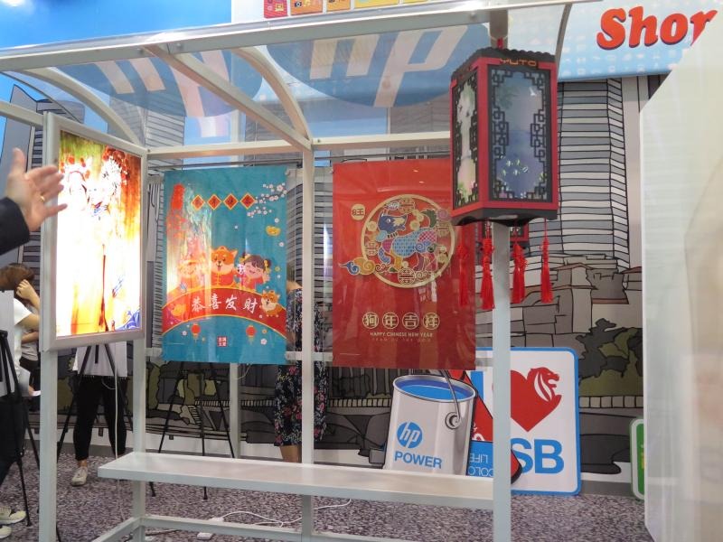 透明なガラスやアクリル素材などにも印刷可能