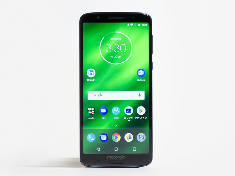 前面。パネル上に前面1,600万画素カメラとスピーカー、下に指紋センサー。ナビゲーションボタンはソフトウェア式