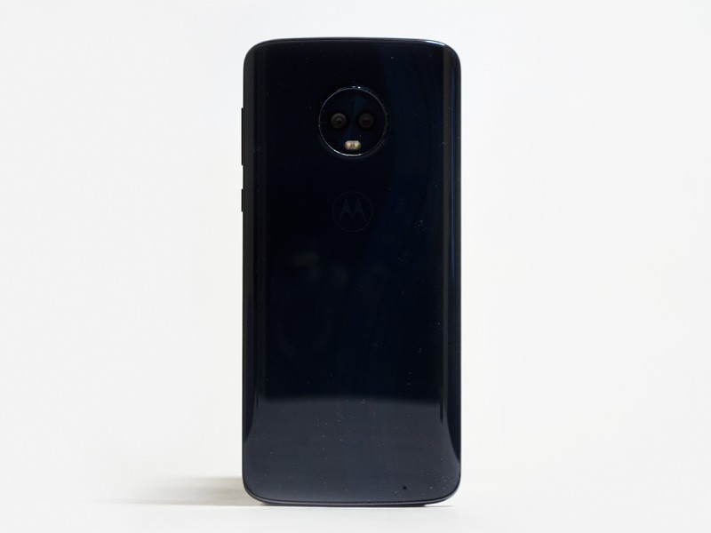 背面。上側に背面1,200万画素+500万画素カメラ