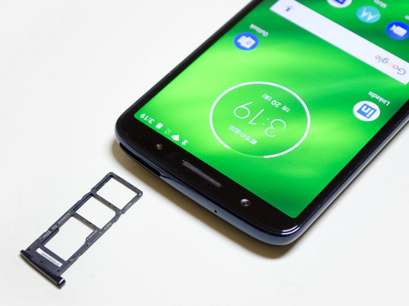 Nano SIM/microSDカードスロット付近。手前からmicroSDカード、Nano SIM2、Nano SIM1。排他ではなくすべて同時に使える