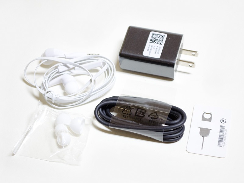 付属品はUSB ACアダプタ、イヤフォン、イヤフォンカバー、USBケーブル、イジェクトピン。ACアダプタの出力は、5V/3A、9V/1.6A、12V/1.2A