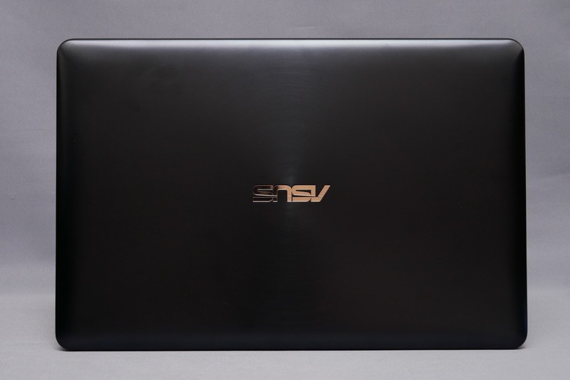 天板の様子。全体的にフラットで、側面付近はなだらかな曲面となっている。アルミニウム合金のユニボディで、カラーは濃紺の”ディープダイブブルー”。同心円状のヘアライン処理は、ZenBookシリーズらしい部分だ